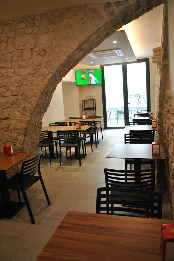 Hostal Universitat Cervera  Exteriör bild