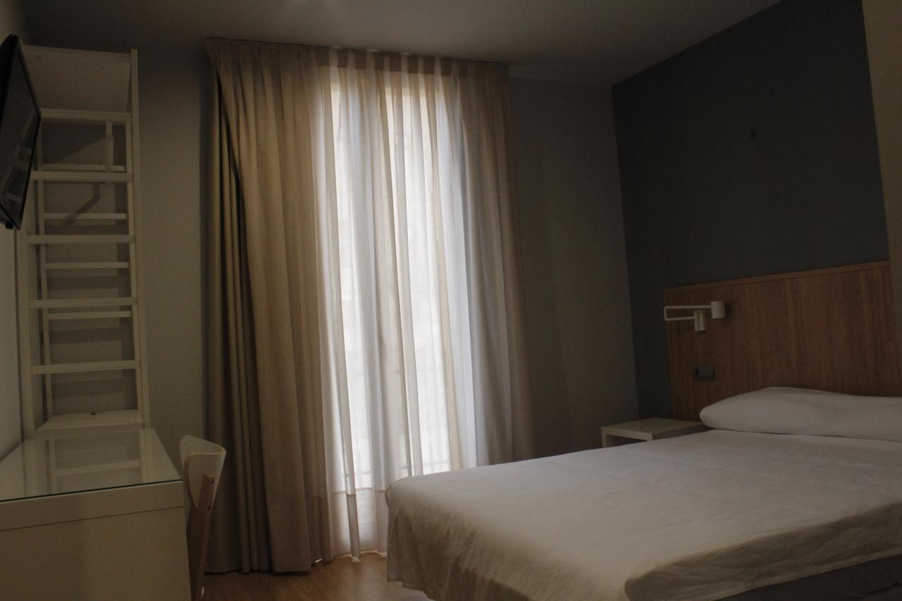 Hostal Universitat Cervera  Exteriör bild